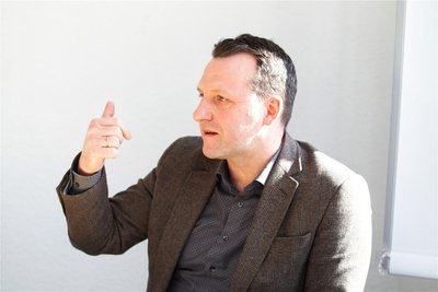 Jörg Schmidt, Fraktionschef der CDU im Stadtrat, stellt sich vor die Tafel-Chefin: „Ihr Vorschlag ist ein interessanter Ansatz.“