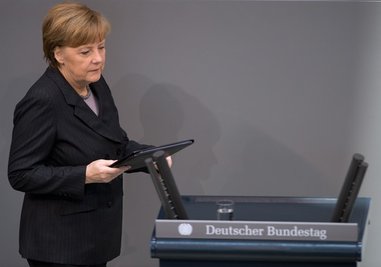 Bester Klang in jede Richtung: Bundeskanzlerin Angela Merkel tritt ans Rednerpult, das mit Microtech-Mikrofonen ausgestattet ist.
