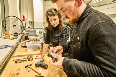 Jenny Lorenz (24) und Simon Günther (23) tüfteln vor dem Training an ihren Bots.