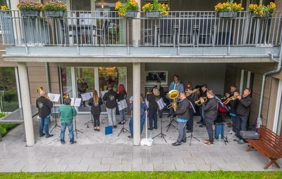 Der Feuerwehrmusikzug Neukirchen-Adorf bei seinem Auftritt am DRK Altenhilfezentrum in Thum.