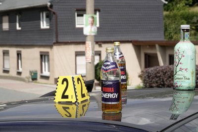 Diese Flaschen entdeckte die Polizei im Mercedes.