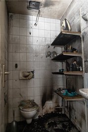 Ausgebrochen war das Feuer in dieser Toilette.