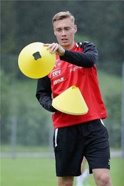 Das Hütchentragen gehört für einen Youngster wie Lukas Krüger natürlich zum Job dazu. 