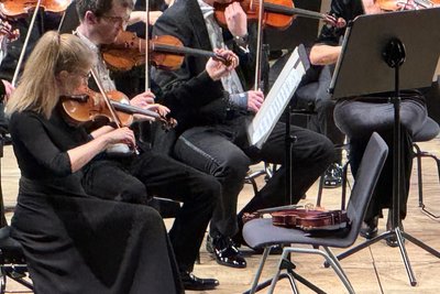 Die neue 1. Konzertmeisterin der Mittelsächsischen Philharmonie, Joanna Kasperczyk-Adamek, mit zwei Violinen, in Freiberg.