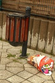 
              <p class="artikelinhalt">Die mit Müll gefüllte Plastiktüte neben dem Papierkorb ist auf dem Zschopauer Busbahnhof kein Einzelfall.</p>
            