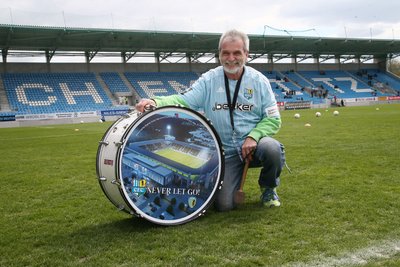 Jürgen Kurzbach mit seiner Trommel im neuen CFC-Stadion: Tage nach seinem Verschwinden fand ihn die Polizei in Döbeln.