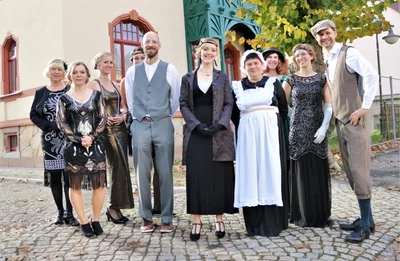 Das Team der Villa Weißbach empfing zum Tag der offenen Tür die Gäste unter dem Motto "So schön wie anno dazumal" am sanierten Haus in der Rudolf-Breitscheid-Straße. 