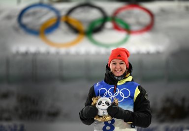 Denise Herrmann vom WSC Erzgebirge jubelt bei der Flower Ceremony über den Gewinn der Goldmedaille.