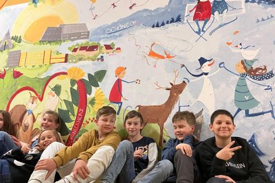 Die Kinder freuen sich über das schöne bunte Bild an der Wand des Flurs im Hort. Das beste daran: Sie alle haben daran mitgearbeitet.