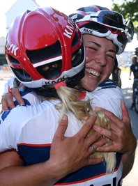 Frauen-Straßenrennen über 116,40 Kilometer: Die Siegerin Lisa Klein (r.) bekommt Glückwünsche von Stephanie Pohl.