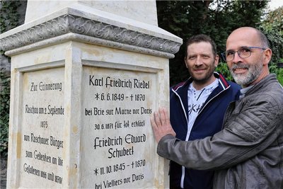 Steinmetz Marcel Bergers (r.) und sein Mitarbeiter Rico Oertel haben den Kraftakt der Sanierung gestemmt. 