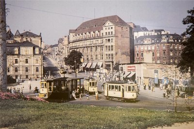 Das Foto von Klaus Reichenbach zeigt eine Szene aus dem Jahr 1961. Am Tunnel sind damals verschiedene Vorkriegswagen unterwegs gewesen, die auch noch in den 1960er-Jahren im Einsatz waren.