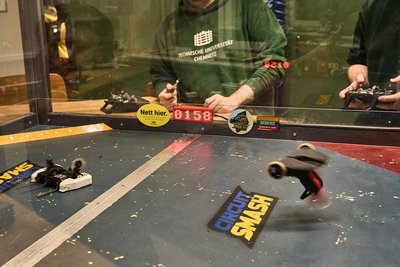 Bei den Duellen schieben und werfen sich die Bots umher oder beschädigen sich auf andere Weise gegenseitig.