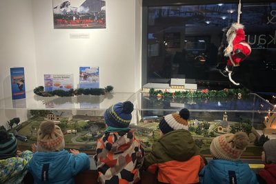 Die Kinder ließen sich auch von der kleinen Miniatureisenbahn im Bahnhofsgebäude von Oberwiesenthal begeistern.