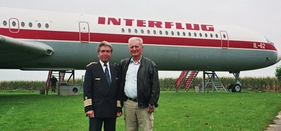 
              <p class="artikelinhalt">Heinz-Dieter Kallbach (l.) und Günter Heribert Münzberg vor einer IL 62. Kallbach flog ab 1978 die vierstrahlige Iljuschin Il-62 und wurde Flottenchef. </p>
            