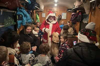 Eine große Überraschung auf der Rückfahrt für die jüngsten  Zugpassagiere: der Nikolaus kam höchstpersönlich an Board und verteilte kleine Geschenke.