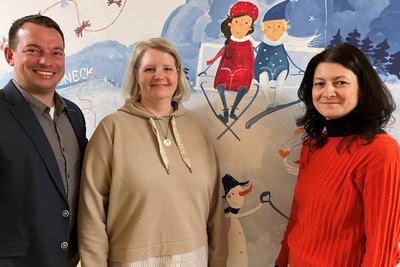 Bürgermeister Andy Anders, Künstlerin Elke Eckhardt und Hortleiterin Christine Schuster freuen sich, wie schön das Wandbild geworden ist.
