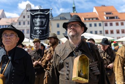 Mit Geleucht und anderen Utensilien zeigten die Teilnehmer die ganze Vielfalt des historischen Berg- und Hüttenwesens.