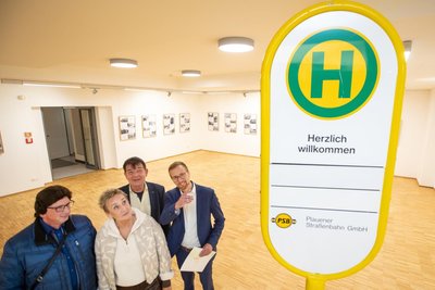 Dieses Haltestellenschild steht derzeit symbolisch im Plauener Rathausfoyer und begrüßt die Besucher der neuen Straßenbahnausstellung.