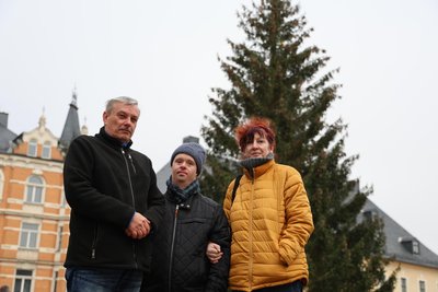 Ihr Baum schmückt nun den Annaberger Marktplatz: Ralf Tauscher, Lars und Katrin Breitfeld (v. l.) aus Frohnau. Für sie ein Grund, in diesem Jahr öfter den Weihnachtsmarkt in Annaberg-Buchholz zu besuchen.