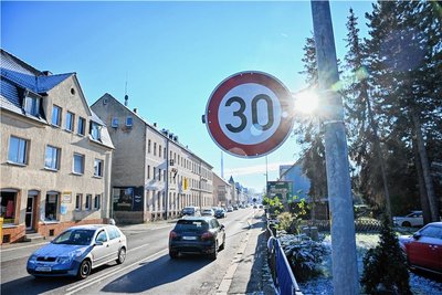 Laut dem Mobilitätsplan, der heute für die Jahre bis 2040 beschlossen werden soll, könnte mittelfristig auf weit mehr Chemnitzer Straßen Tempo 30 gelten, wie hier schon heute auf der Chemnitztalstraße. 