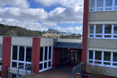 Das IFA-Hotel sehen die Kinder in der Ferne immer auf ihrem Weg in die Schule. Natürlich wurde es auch auf das Schöneck-Wandbild gemalt.