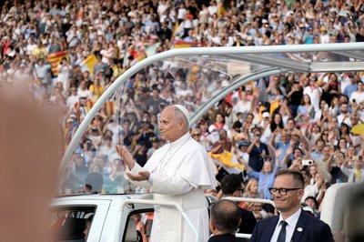 Rund 40.000 überwiegend junge Menschen begrüßten Papst Leo XIV. im Olympiastadion von Barcelona mit Riesenapplaus. 