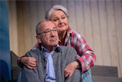 Christine Gabsch und Wolfgang Adam als Ethel und Norman Thayer in dem Stück "Das Haus am See".