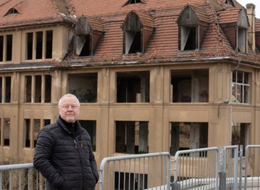 Auch wenn die Ruine der ehemaligen Kartuschieranstalt, zu DDR-Zeiten der Textilbetrieb VEB Damenkonfektion (Dako), heute fast so aussieht, als habe es eine Explosion gegeben: ihre Stahlbeton-Mauern stehen noch. "Es muss also 1918 ein Brand gewesen sein", ist Gerd Naumann überzeugt. 