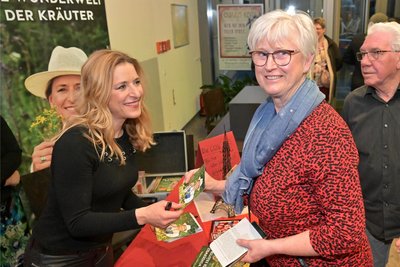 Die Stollbergerin Angela Descher (r.) hat sich von Stefanie Hertel ein Autogramm geben lassen.
