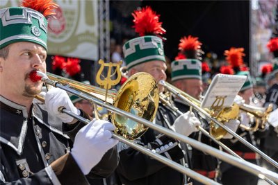 Das Steigerlied und andere Musik aus der langen Bergbaugeschichte der Region erklangen auf dem Obermarkt.
