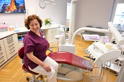 Rozana Nazarian an ihrem Arbeitsplatz in Burgstädt.