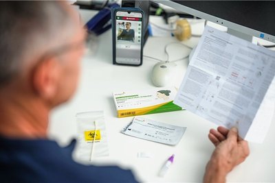 Smartphone und Testkit - mehr braucht man für den Selbsttest mit Videoüberwachung nicht. Und Zeit. 