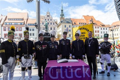 Vier Vertreter von Freibergs Partnerstadt Walbrzych in Polen trugen sich in das Silberne Buch der Bergstadt ein.