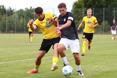 Das Foto zeigt den Auerbacher Timo Schneider (links) in einem Testspiel gegen den FSV Zwickau im Zweikampf mit Nick Breitenbücher.