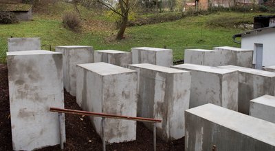 Beim «Denkmal der Schande» handelt es sich um 24 Betonstelen, die ein Künstlerkollektiv in der Nähe vom Haus des AfD-Politikers Höcke aufgestellt hat.