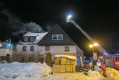 Einsatzkräfte der Feuerwehr wurden in der Nacht zu einem Dachstuhl-Brand gerufen.