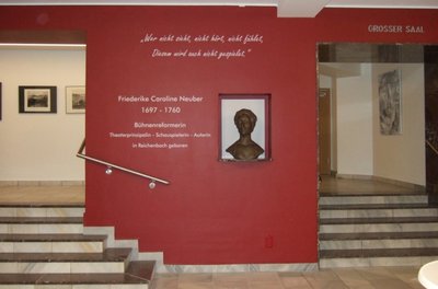 Der Standort der Neuberin im neu gestalteten Foyer. Dort kommt das Konterfei der bekannten Bühnenreformatorin besonders gut zur Geltung.