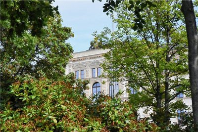 Der sogenannte Böttcher-Bau der Technischen Universität gehört zu den prominentesten Nachbarn des Platzes.