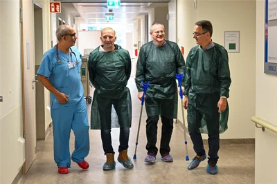 Kommen jetzt nur noch zur vierteljährlichen Kontrolle ins Klinikum Chemnitz: Matthias Barth (2. v. l.) und Ulrich Henkel (2. v. r.). Stationsarzt Hatem Emad Nasr (links) und Chefarzt Mathias Hänel (rechts) freuen sich über die Gesundung ihrer Patienten.