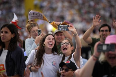 Mit rund 40.000 überwiegend jungen Leuten feierte der Papst am Abend eine Vigilie im Olympiastadion von Barcelona.