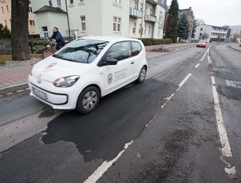 Die Mitarbeiter der Volkssolidarität müssen jeden Tag über die Buckelpiste direkt vor ihrem Arbeitsplatz fahren.