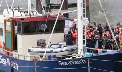 Harald Höppner - Die Schiffstaufe der "Sea-Watch" Ende März im Hamburger Hafen. Morgen soll das Schiff mit Kurs auf Malta ablegen.