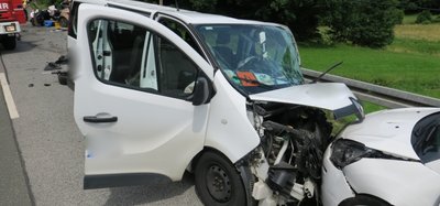 Der kleine Schulbus war frontal in den Gegenverkehr gerast. 