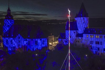 Max Rudolf Weisheit stehend auf einem 62 Meter hohen Artistenmast. Um solche spektakulären Bilder liefern zu können, braucht es eine Fotodrohne.