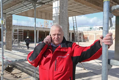 Bauleiter Albrecht Clauß auf der Baustelle Baikal-Center. Im Hintergrund die ehemalige Ladenpassage, die zum Edeka-Markt umgebaut wird.