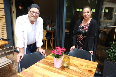 Katja Szigethy und Dirk Steffen Göpfert haben in Clausnitz ihr Kulturcafé „Bacherl“ eröffnet.