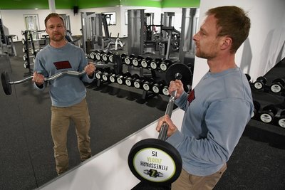 Stemmt nicht nur Gewichte, sondern bald auch eine eigene Existenz: Martin Müller richtet in der Markneukirchner Straße 41a in Zwota ein neues Fitnessstudio ein. 