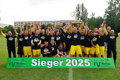 Der Jubel auf dem Rasen des Sportparks an der Meeraner Straße in Glauchau läutete einen langen Abend für die Fußballer des SV Lok Glauchau-Niederlungwitz ein.