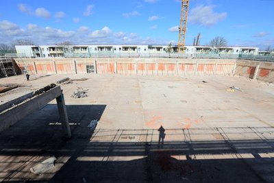 Im Obergeschoss des Nahversorgungszentrums ist die Ladenpassage verschwunden, auch im Untergeschoss läuft noch der Rückbau.